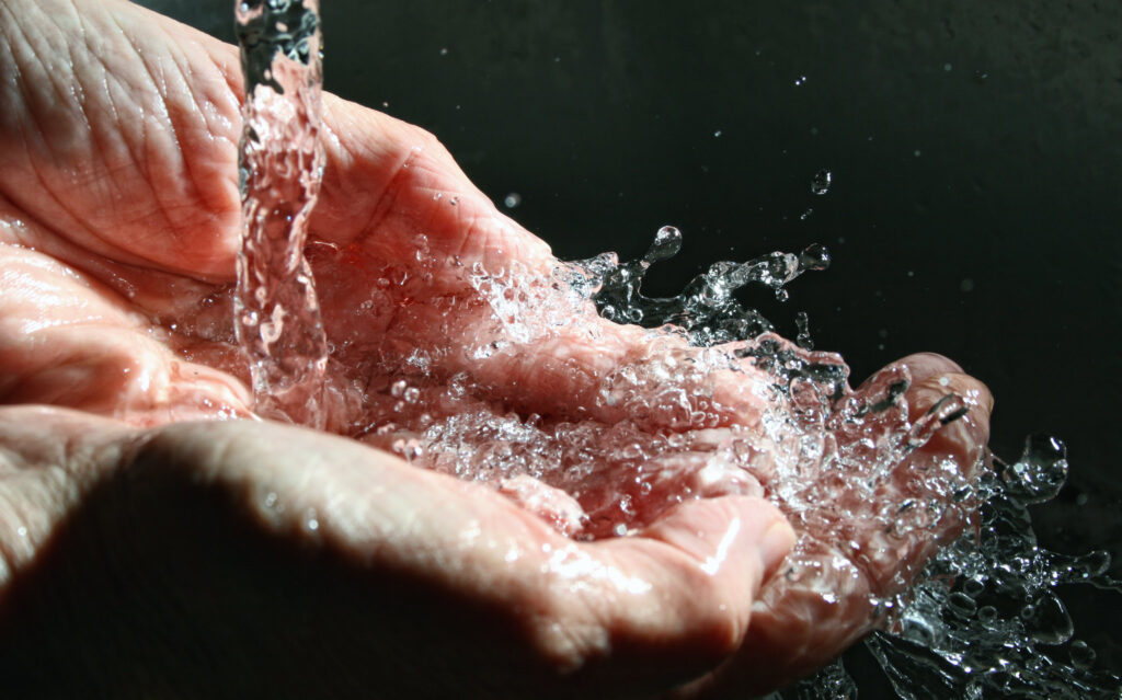 Researchers are developing a new method for decontaminating drinking water